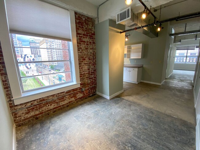 Building Photo - Loft Apartment downtown overlooking Auto Z...