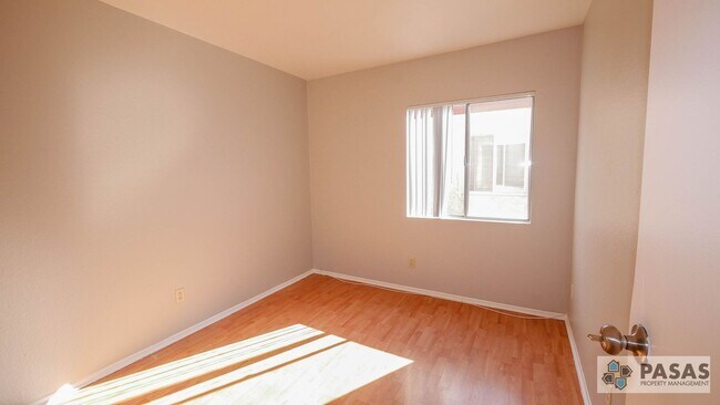 Building Photo - 2nd Floor 3 bed/2 bath Condo!