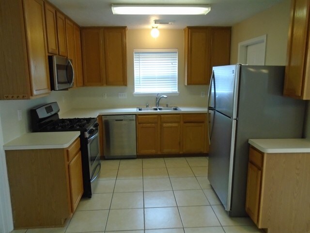 Building Photo - 26887 Castlecliff Ln