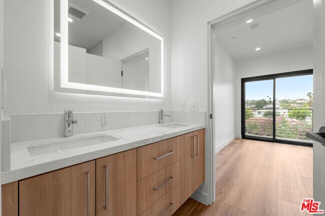 Building Photo - 1920 S Sherbourne Dr