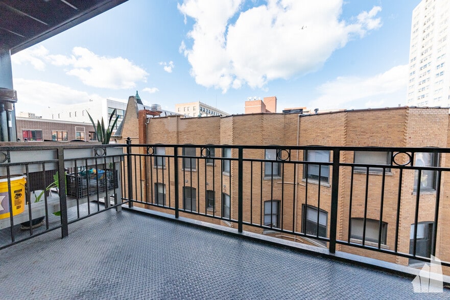 Building Photo - 950 W Leland Ave