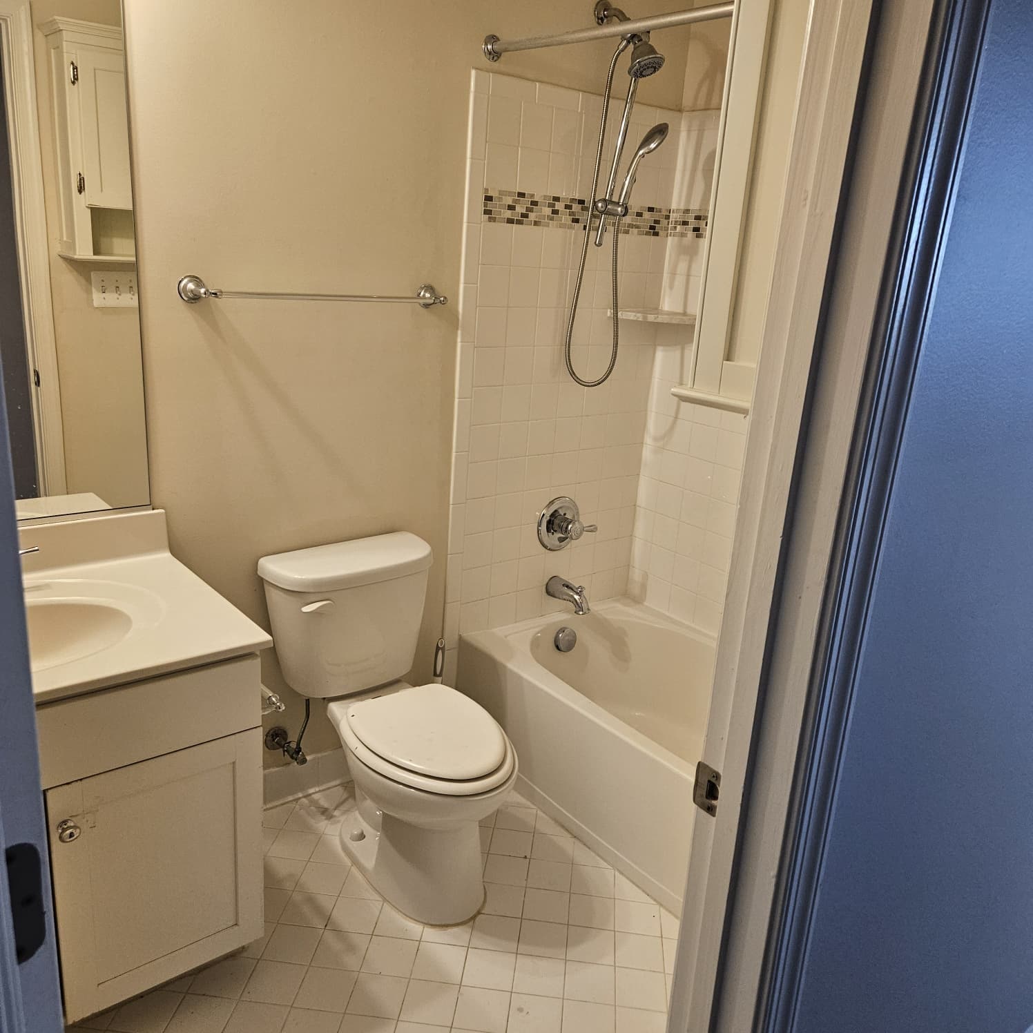 2nd floor - bathroom - 4380 Shamrock Dr