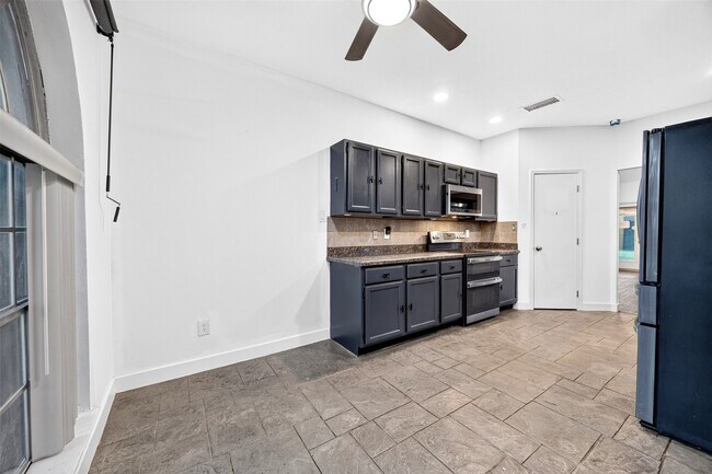 Building Photo - 18610 Autumn Hills Dr