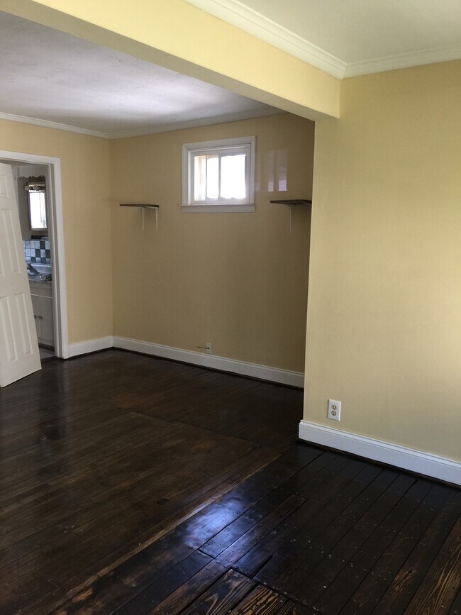 Building Photo - 42 Henrietta- updated 2 bedroom 1 bath - c...