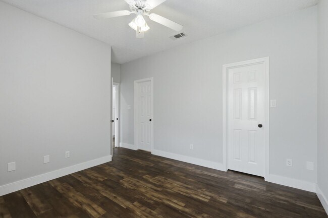 Building Photo - Remodeled 3 Bed Townhome
