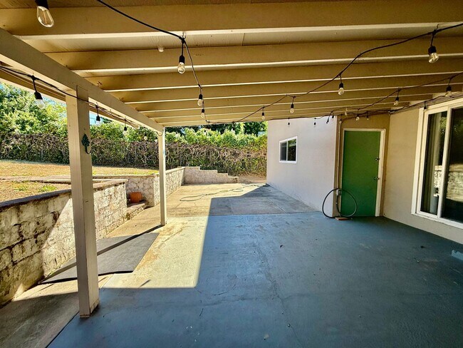 Building Photo - Great home available NOW