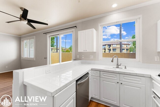 Building Photo - Gorgeous 2 bed/2.5 bath! Located in the highly desired city of Rancho Santa Margarita!