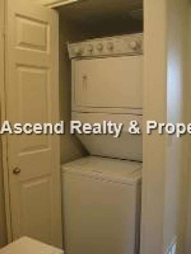 Building Photo - Sexton Crest Townhome Open Floor Plan 2 Car Tandem Attached Garage Available Mid March