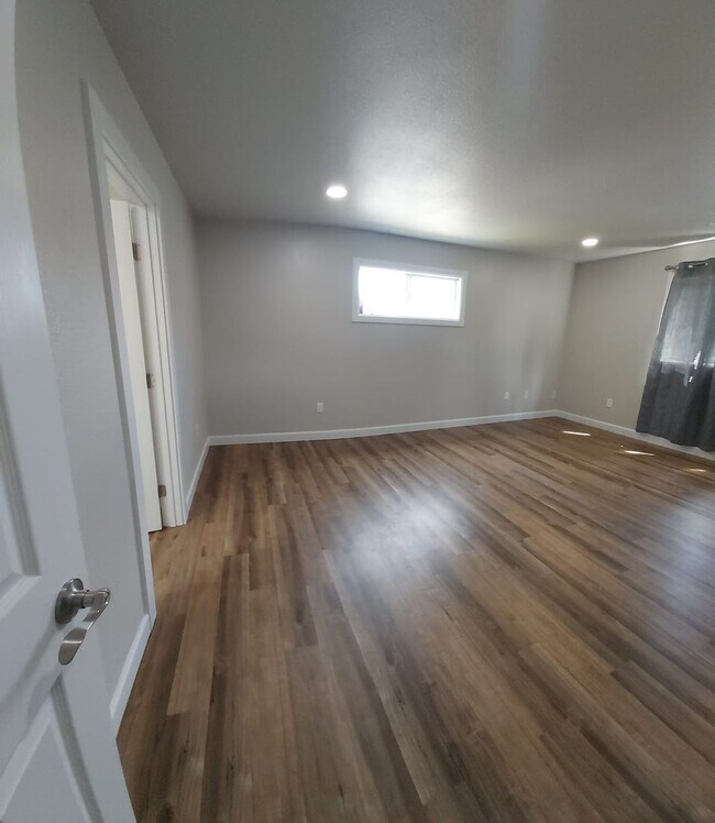 Building Photo - 2 Story Remodeled Single-Family Home in Po...