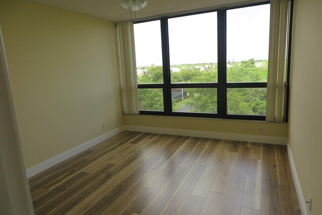 Building Photo - 5951 Wellesley Park Dr