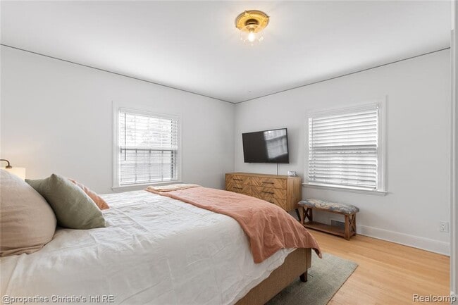 Building Photo - 18694 Oak Dr