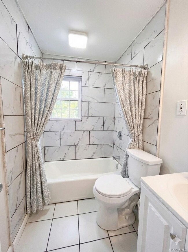 Building Photo - 5 Wildwood Dr