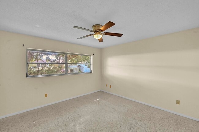 Building Photo - 160 NE Bracken Rd