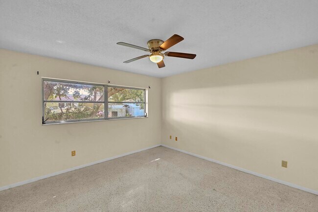 Building Photo - 160 NE Bracken Rd