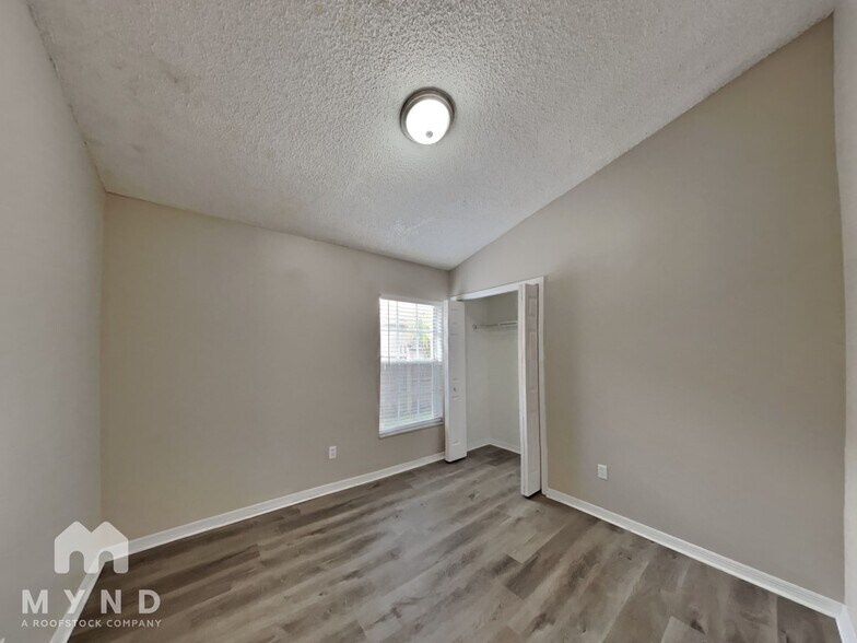 Building Photo - 4830 Fort Dodge St