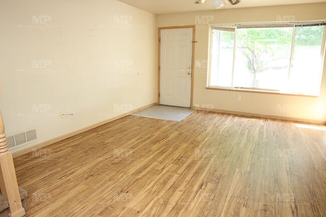 Building Photo - 2036 Glenmoor Dr