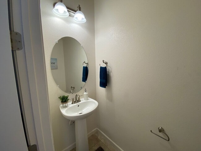 Building Photo - 3 Bedroom 3 Bathroom Home with Open Floor ...