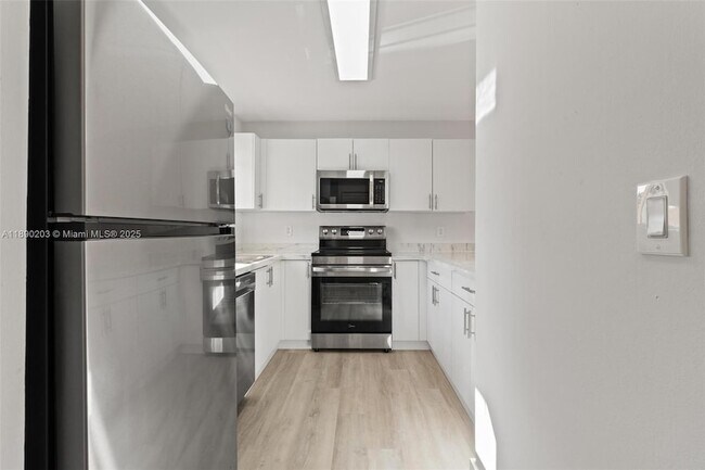 Building Photo - 6255 SW Kendale Lakes Cir