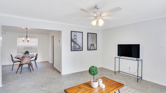 Building Photo - Beautifully renovated 2bed 1bath