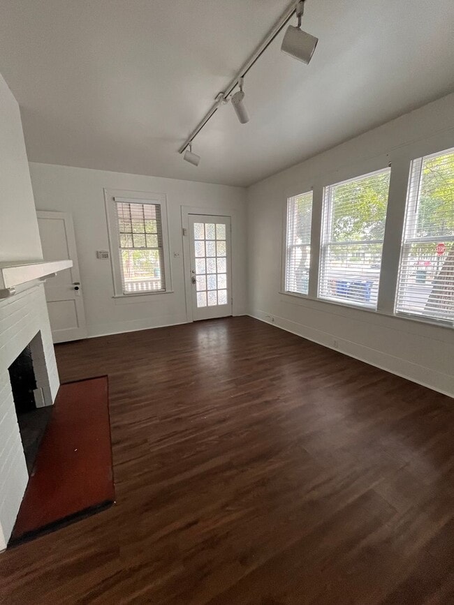 Building Photo - 3bed/1bath Duplex on West Campus