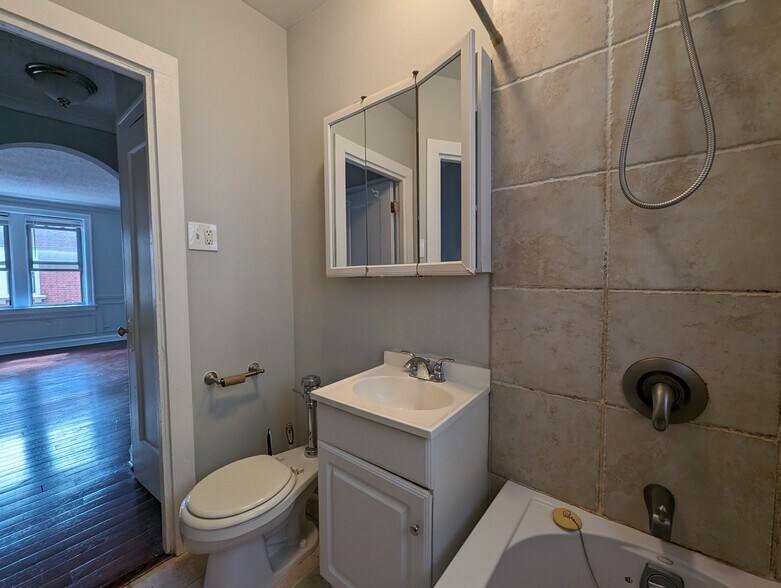 Building Photo - 546 W Surf St