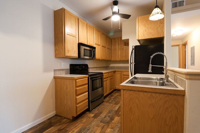Building Photo - Updated 2 Bedroom Apartment in Windsor