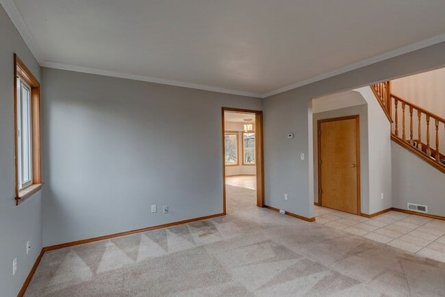 Building Photo - 4 bedroom, 3 bath Dog Friendly Home!