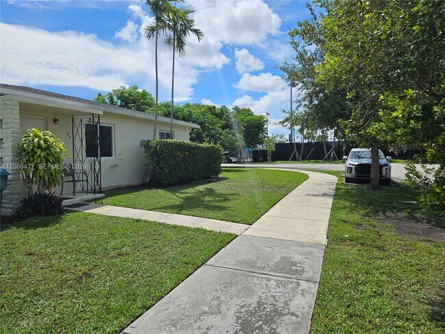 Building Photo - 145 SW 60th Ct