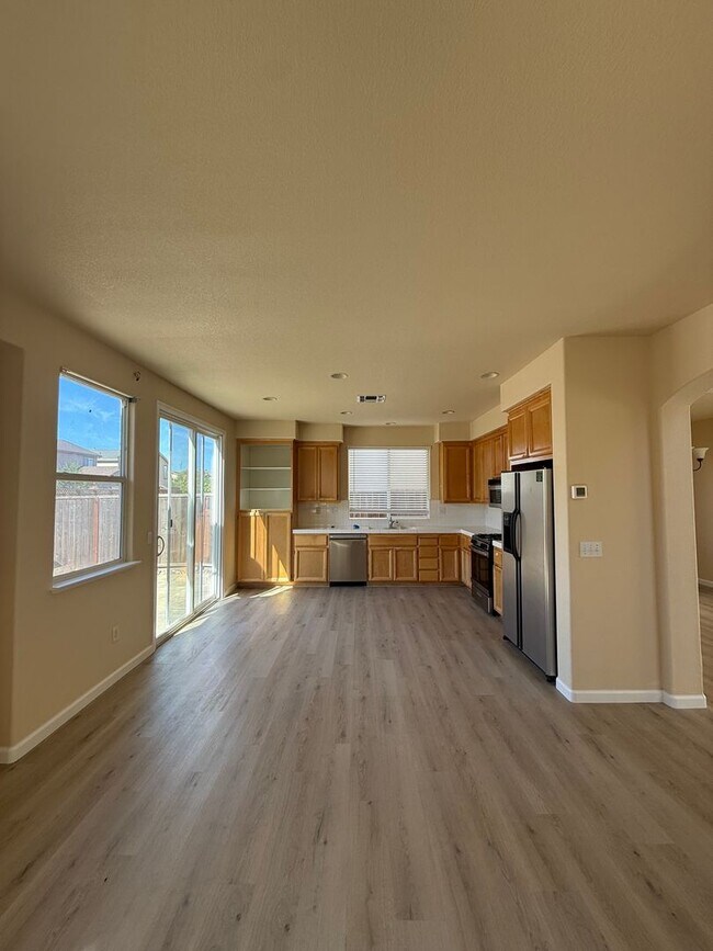 Building Photo - Come Check out this Lovely 4 Bedroom 2.5 B...