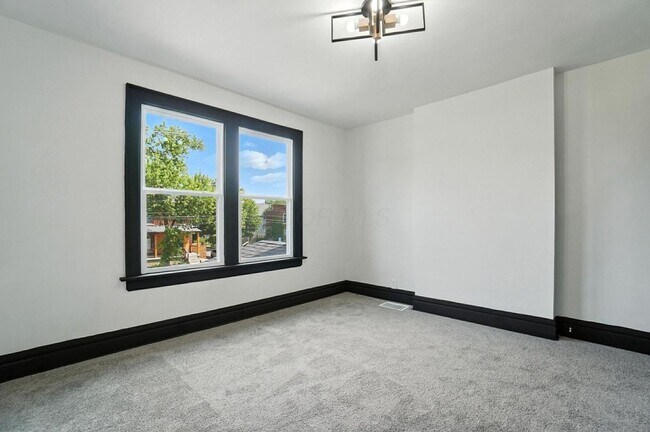 Building Photo - 887-889 E Livingston Ave