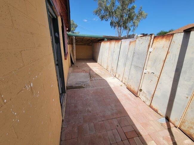 Building Photo - 461 W Thurber Rd