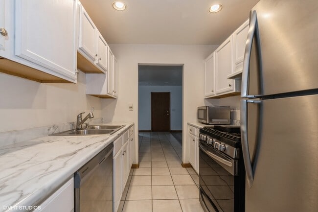 Building Photo - 557 Skokie Ave