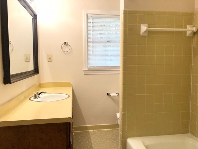 Building Photo - Three Bedroom Oconee County Available Summer