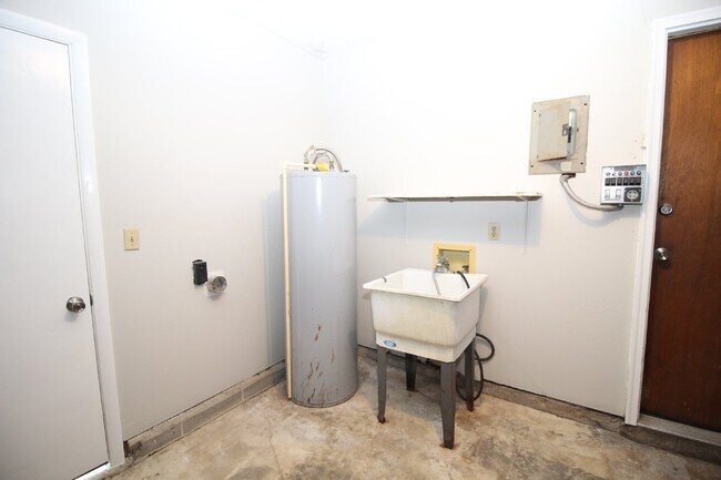 Building Photo - 3 bed 2 bath home with 2 car garage and Fl...