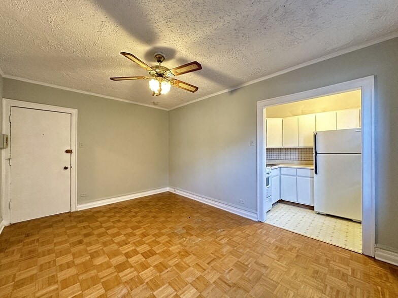 Building Photo - 653 W Belmont Ave