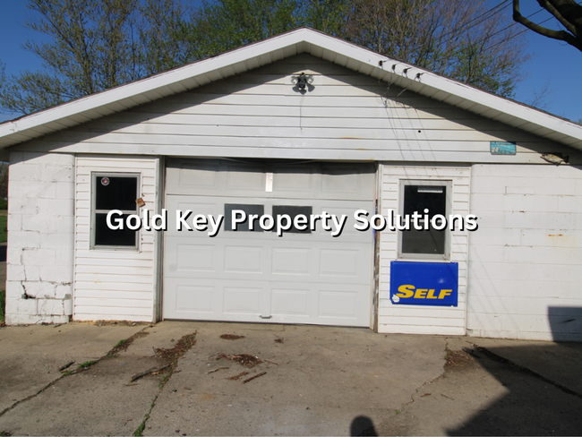 Building Photo - Beautifully Updated 2 BR 1 BA House with B...