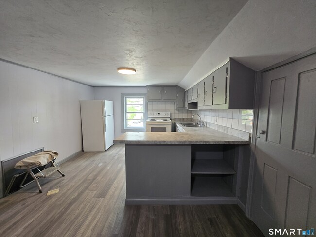 Building Photo - 11 Tiffany St