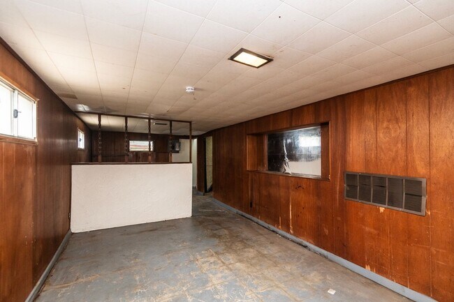 Building Photo - Lovely 3 Bedroom, 1 Bathroom Home