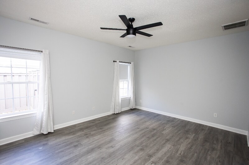 Building Photo - 2204 Savona Quay