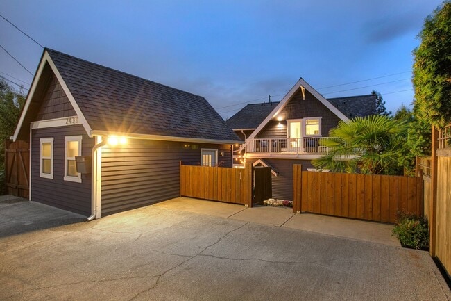 Building Photo - Queen Anne Craftsman - Available September...