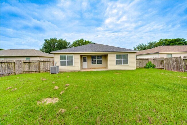 Building Photo - 6815 Dolan Bluff Ln