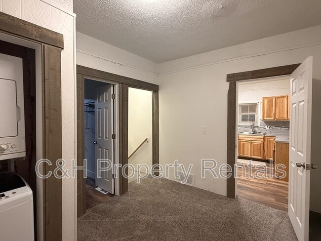 Building Photo - 631 Miles Ave