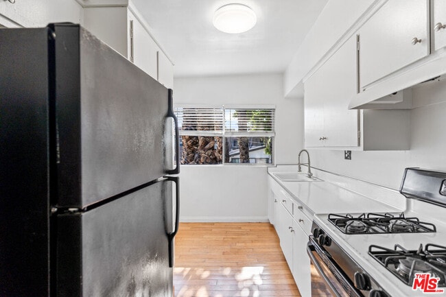 Building Photo - 941 N San Vicente Blvd