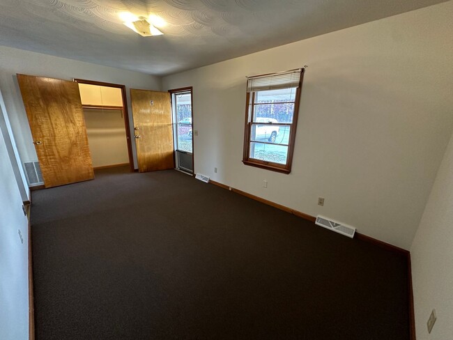 Building Photo - Two bedroom apartment close to Altavista! ...