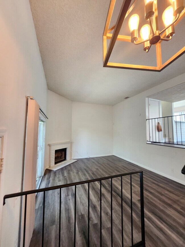 Building Photo - 1441 W Village Ln