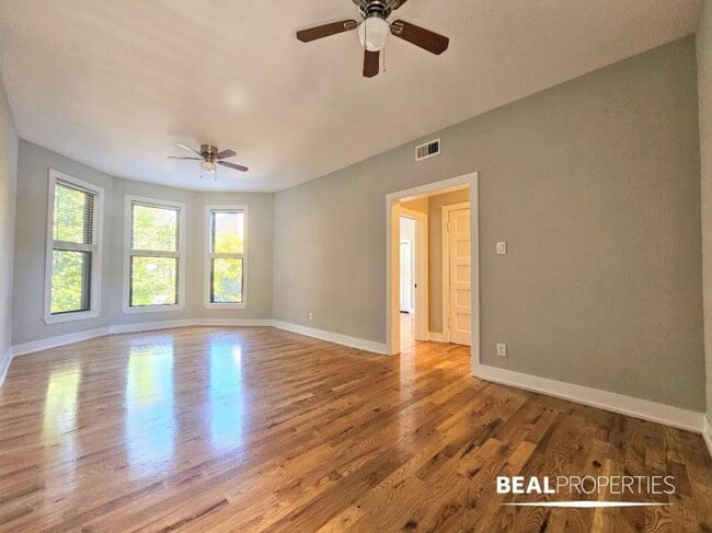 Building Photo - 3 bedroom in CHICAGO IL 60657