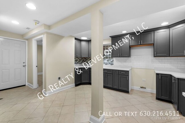 Building Photo - ***GARDEN UNIT / LAUNDRY HOOKUPS IN UNIT /...