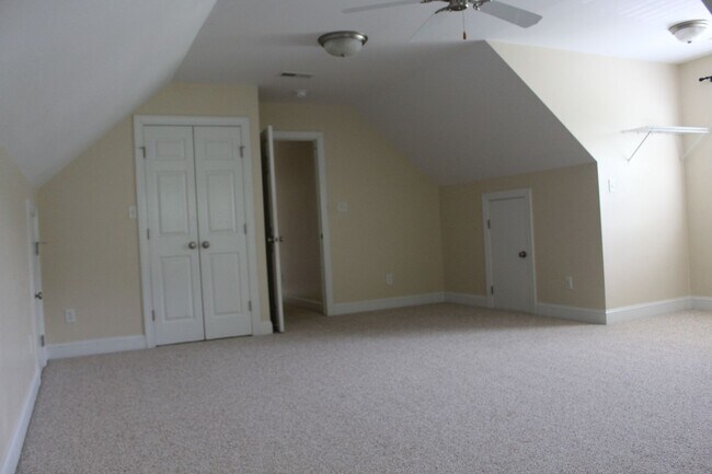 Building Photo - 113 Red Field Pl