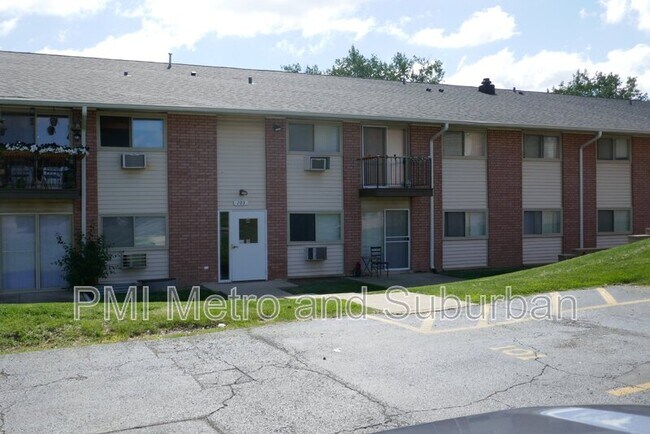 Building Photo - 703 E Fullerton Ave