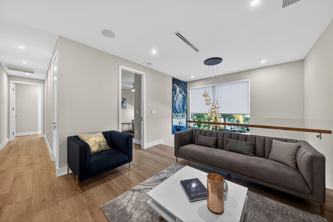 Building Photo - 1121 NE 17th Ave